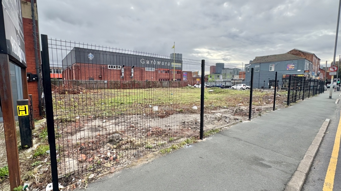 PROMINENT MAIN ROAD FRONTED SITE