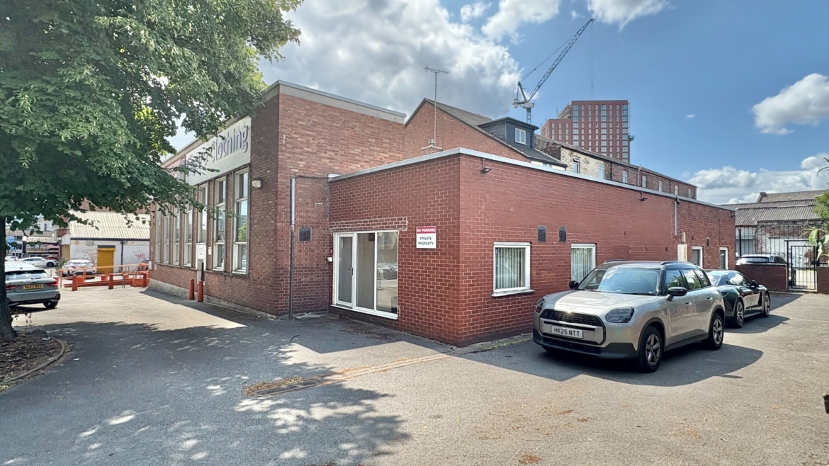 PROMINENT COMMERCIAL SHOWROOM & OFFICES WITH PARKING